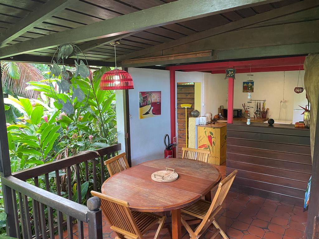 Kitchen and dining room, you'll never be alone, birds and lizards will keep you company